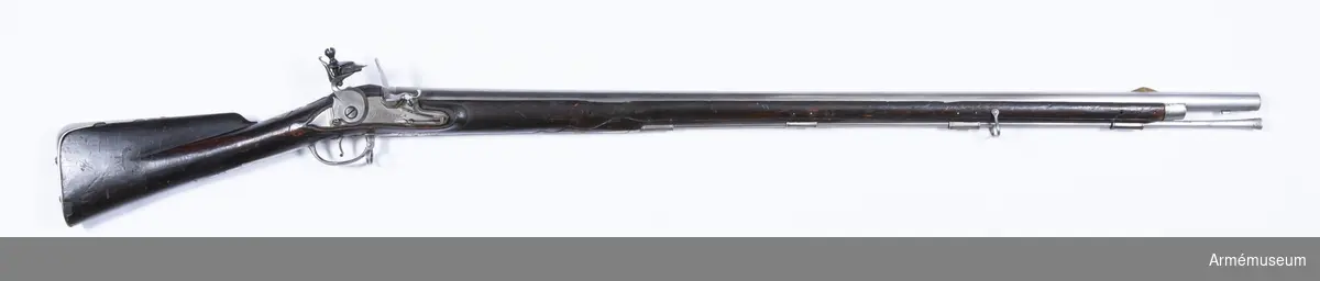 Grupp E II.
Loppets relativa l:54,7 kal. Märkt "Systerbeek 1737". På kolven en vapenplåt med ryska örnen och namnchiffer A. I. 1730-1740. (A. I. Anna Iwanowna). Geväret är avsett för bajonett.