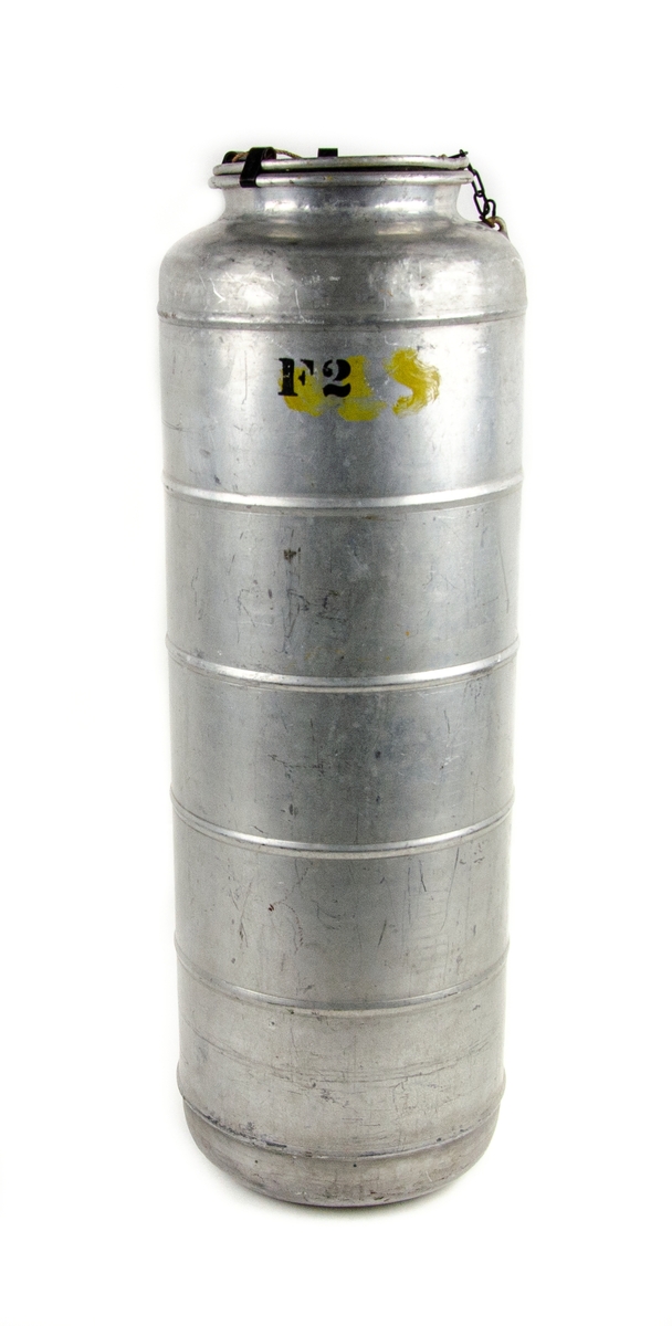 Behållare för nödproviant. Cylinderformad behållare av metall, med ett lock som knäppes med metallhakar. Behållaren är tom. Föremålet är märkt med "F2" samt "7". Tillhör flygplanstyp TP 47, Catalina.