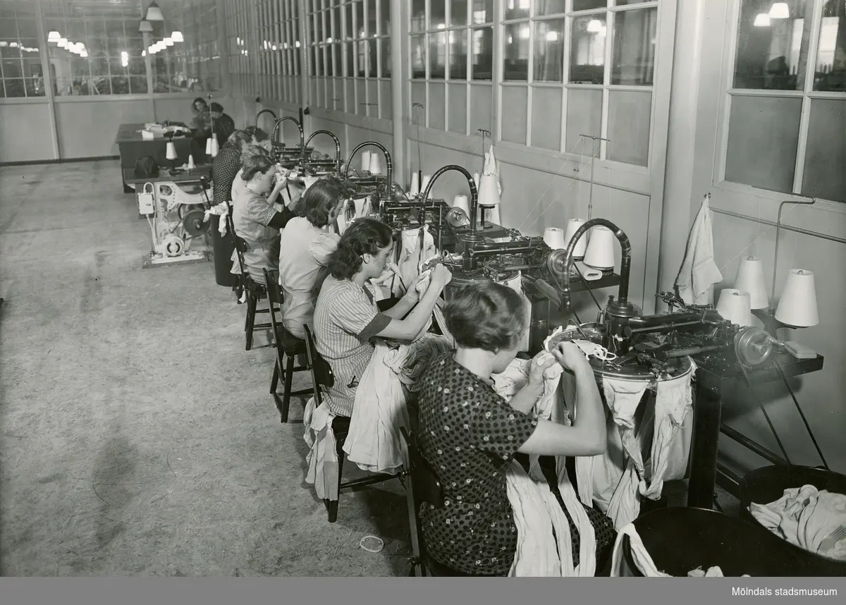 Kvinnor som arbetar vid maskiner i Viktor Samuelsons fabrik "Strumpan", omkring 1940.