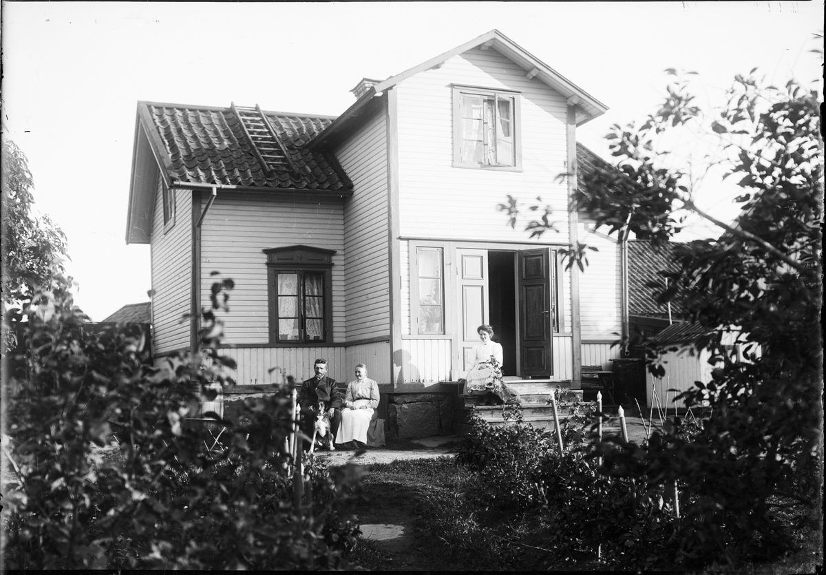 Kvinnor och man utanför bostadshus, Östhammar, Uppland - Upplandsmuseet ...