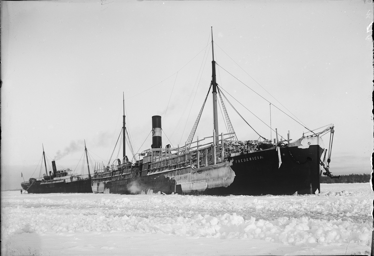 Fartyg fast i isen vid Djursten, Gräsö, Uppland