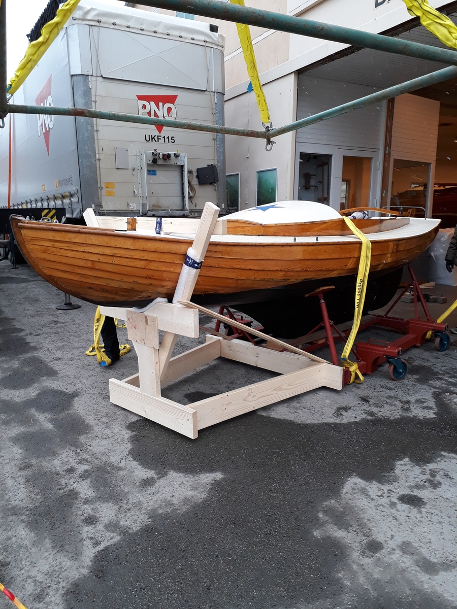 The Swedish star boat (Stjärnbåten) was created by Janne Jacobsson in 1913. The idea was to design a simple and relative affordable boat for junior racing. Many a sailor has done his or her first tacks and sailed his first regetta in a star boat. More than 500 boats have been built since the beginning in 1913. The Saltkråkan (Salty crow) was built in 1960 at the Moranäs boatyard in Saltsjöbaden. 

The Swedish star boat soon brcame popular and could be found in most sailing clubs. In the Stockholm area they had their greatest stronghold in the KSSS and in Saltsjöbaden, while the juniors in Lake Mälaren west of Stockholm usually preferred sailing canoes to star boats. 

In recent years the star boat has had a renaissance in Saltsjöbaden thanks to older sailors, who once began their careers in star boats and who have now taken up sailing them again; they have formed a fleet where they socialize and race together. Saltkråkan was part of the Saltsjöbaden flotilla until she was donated to the National Maritime Museum by her former owner, Henry Looft, in 1999.