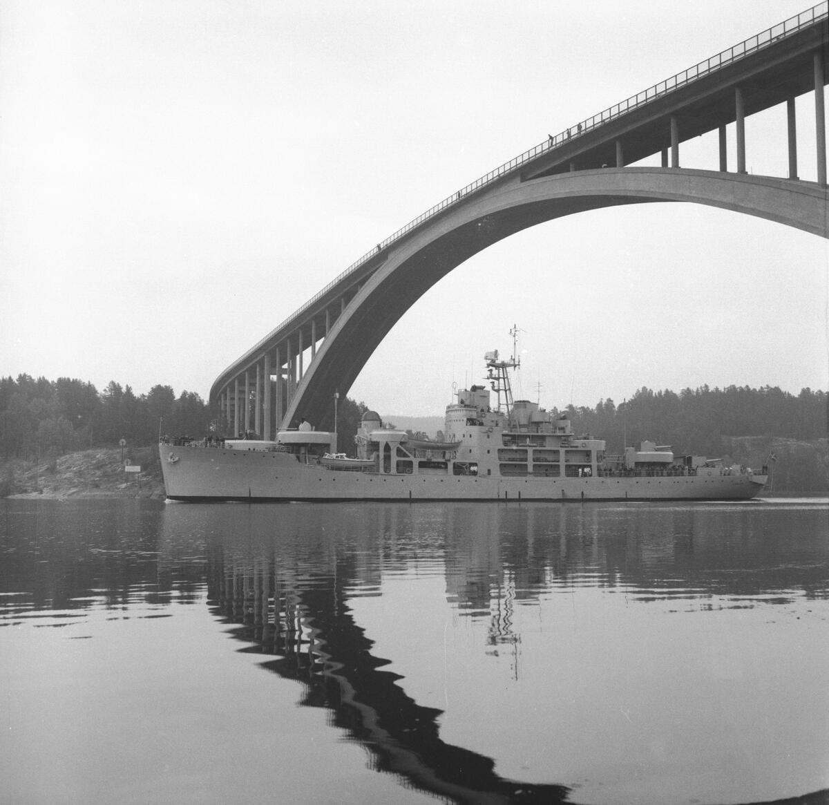 Minfartyget HMS Älvsnabben (M01) vid Sandöbron
