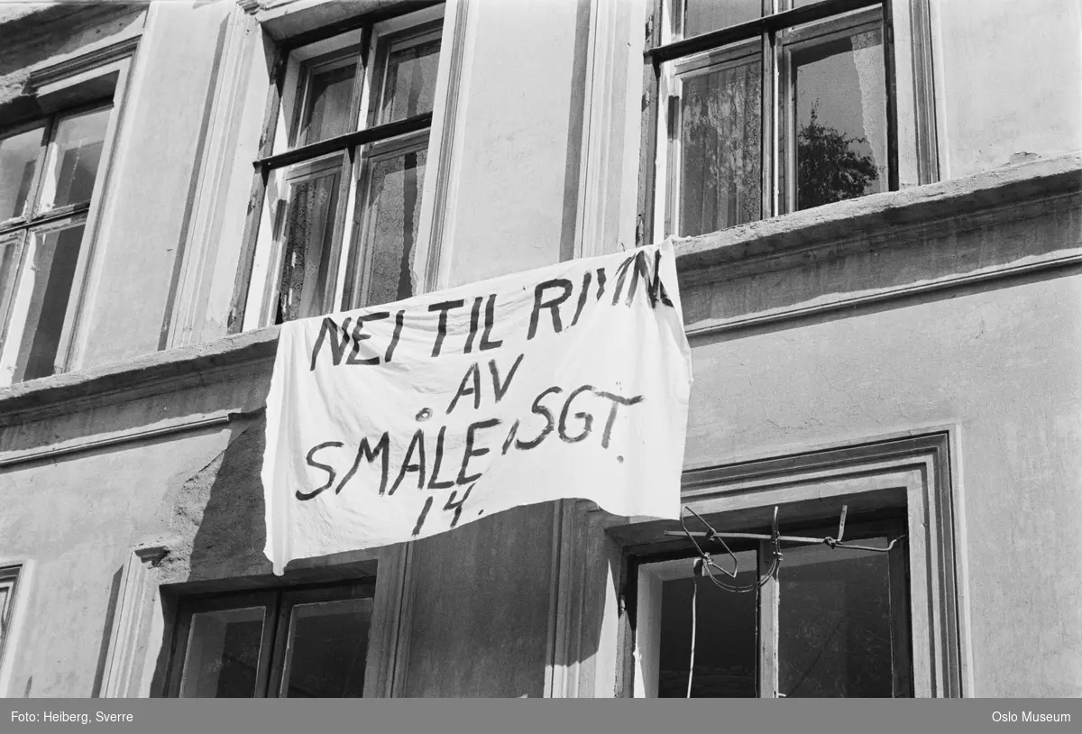 bygård, fasade, banner: Nei til riving av Smålensgt. 14
