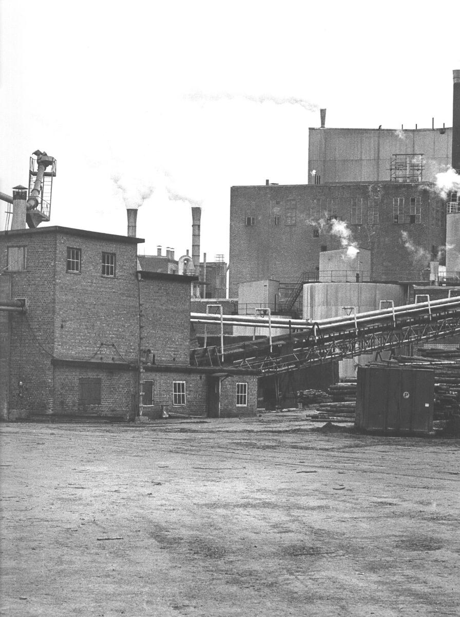 Väjafabriken med nya pappersutbyggnaden, P-M. 6, till höger.