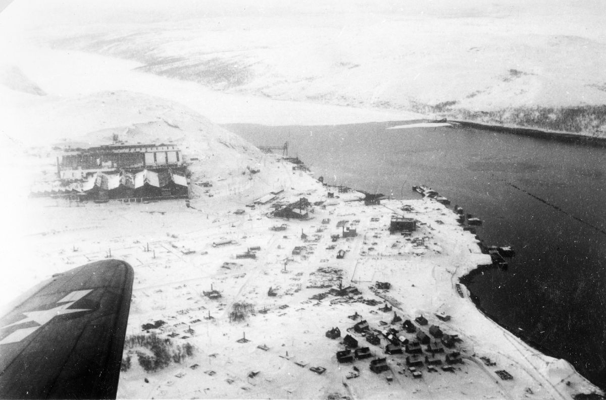Kirkenes i ruiner etterjulsvinteren 1945. A/S Sydvaranger gruver i bakkant av bildet.