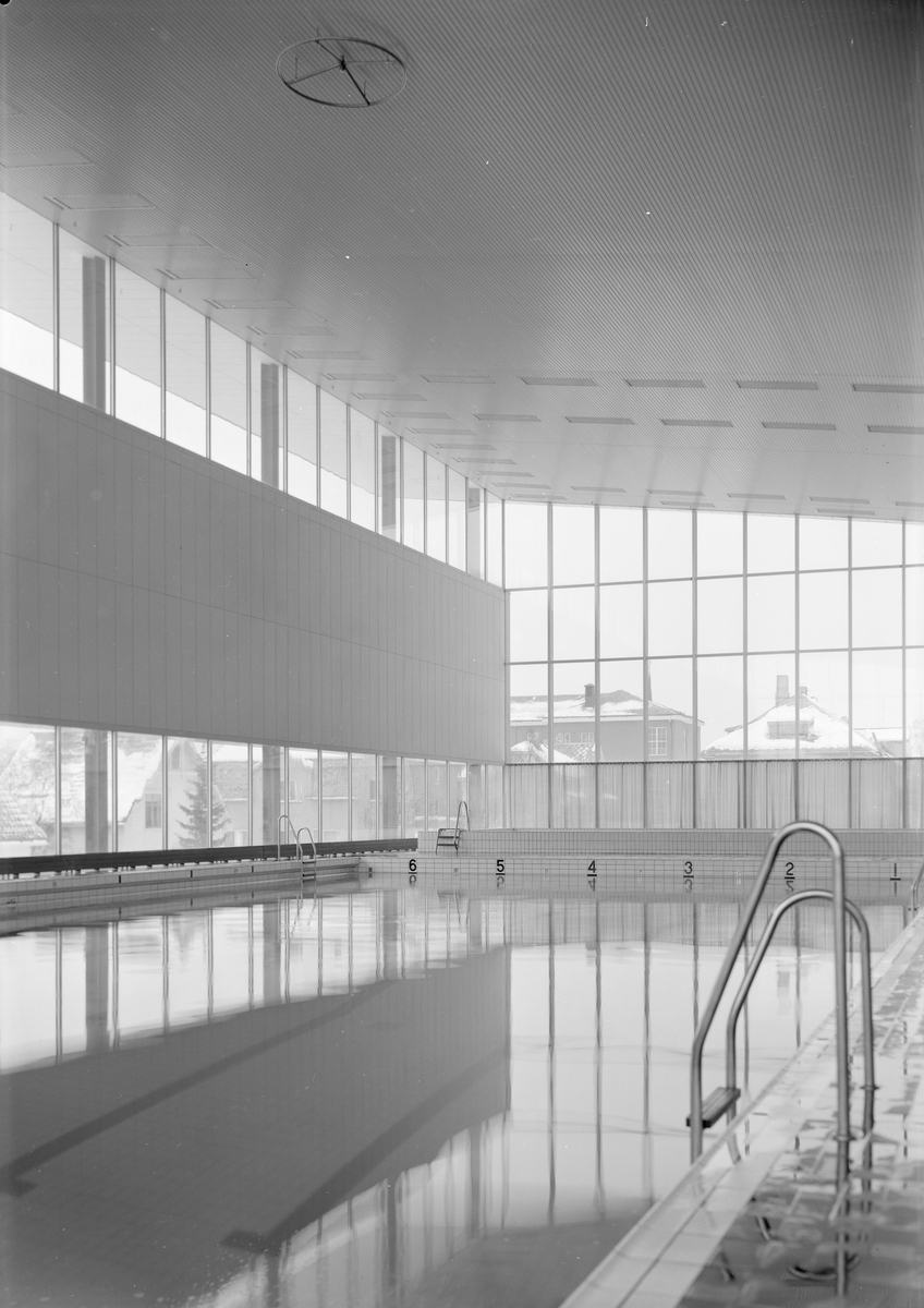 Arkitekturfoto fra Idrettens hus i  Narvik. Svømmehallen.