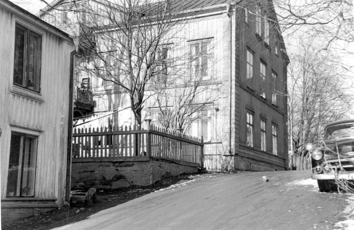Bostadshus. Övre huset ligger i hörnet av Hovsgatan och Telegrafgränd.