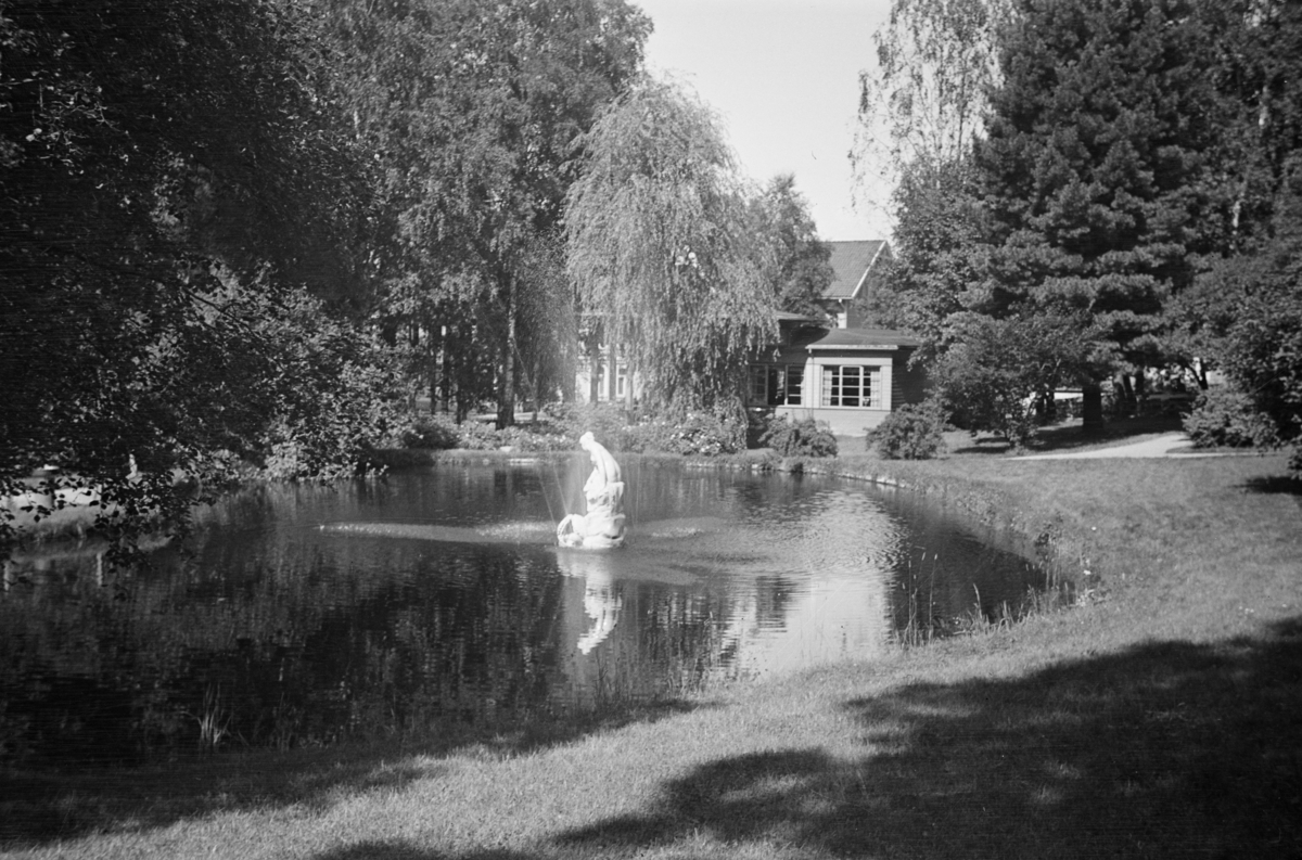 Søndre park i Lillehammer med vanndam, fontene og skulpturen "Leda og svanen".