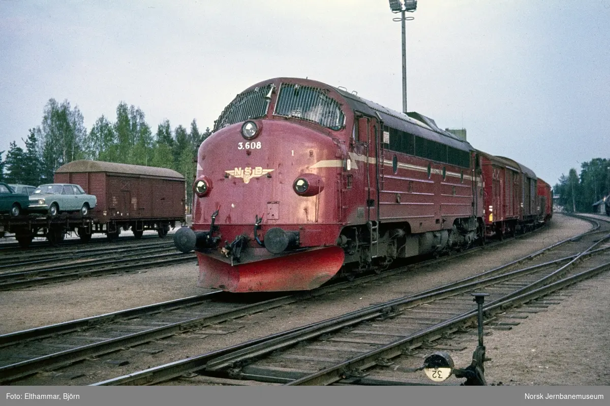 Diesellokomotiv Di 3 608 med godstog på Elverum stasjon
