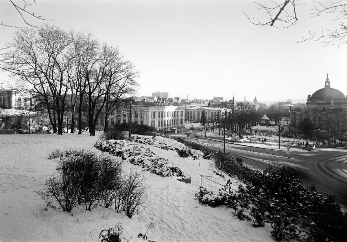 Utsikt mot det nybygde regjeringsbygget fra Slottsparken. Universitetet og Nationaltheatret ses også. Slutten av 1950-tallet.