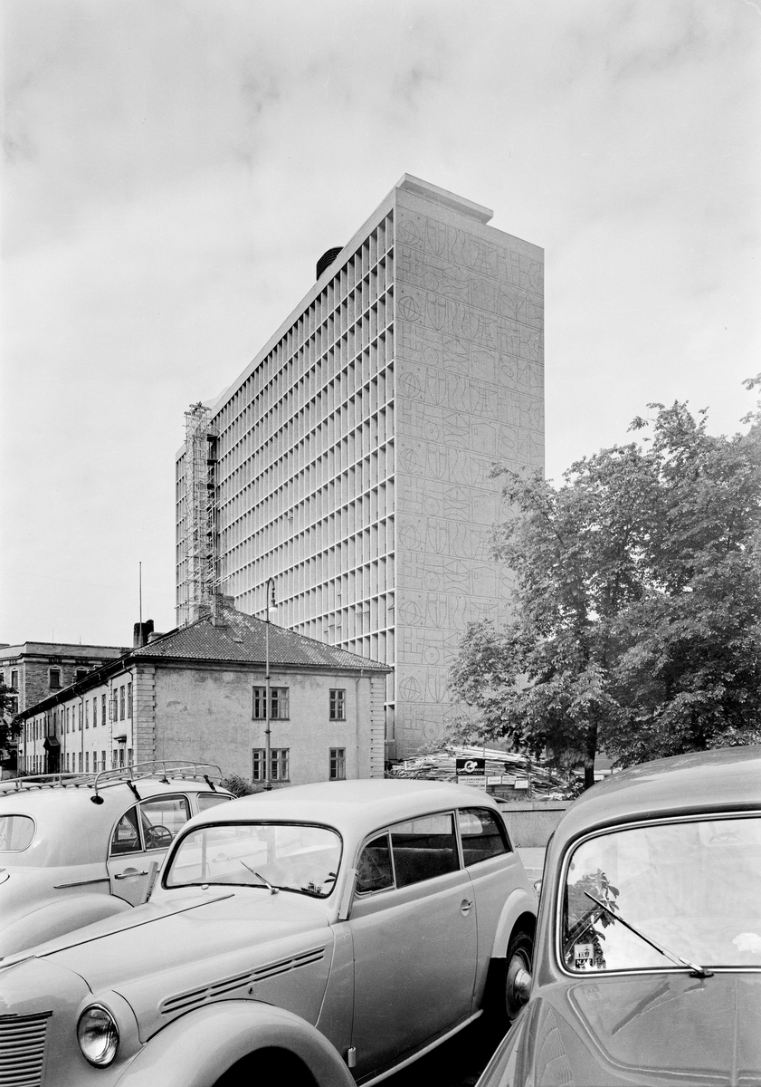 Arkitekturfoto av Høyblokka i regjeringskvartalet.