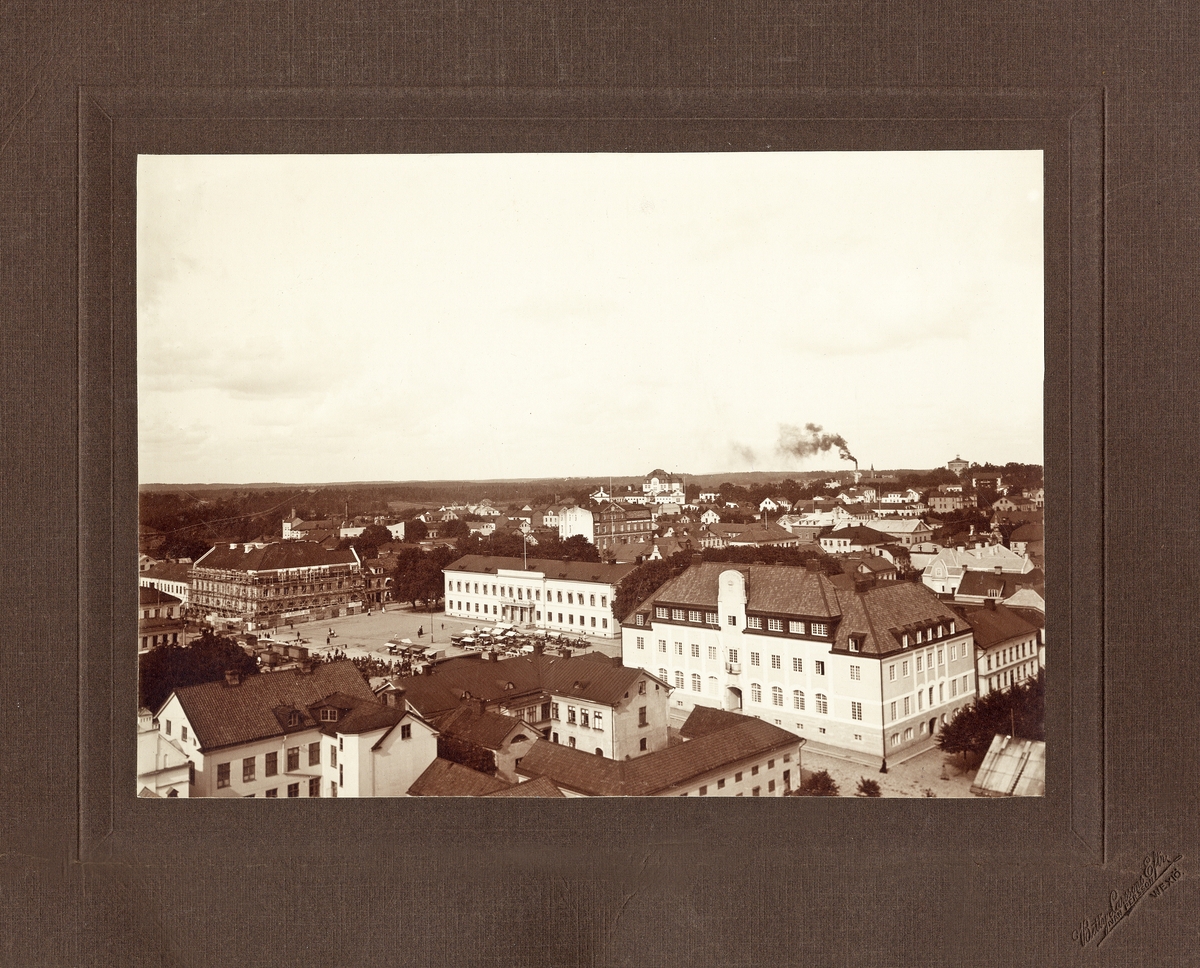 Vy från domkyrkans torn mot Stortorget, Växjö, ca 1912. I bakgrunden anar man den nyuppförda Ringsbergskolan.
