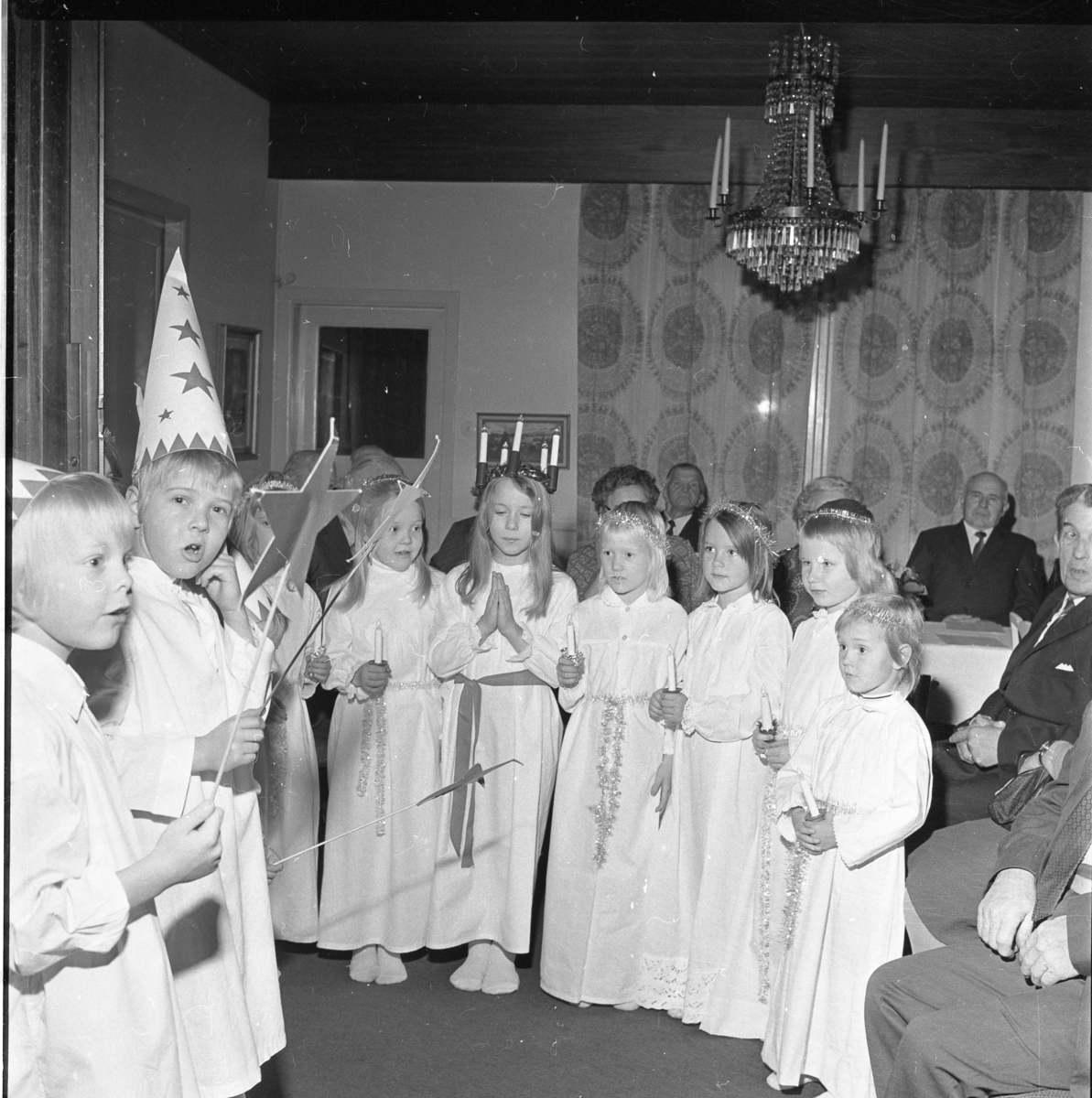 Luciatåg med barn för pensionärer i Örserum.