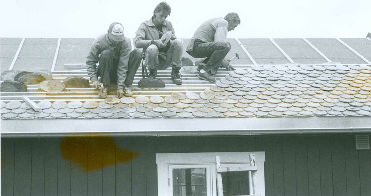 Tynset, Ramsmoen
legging av skifertak på Nystua,, skifer fra Nygarden, Alvdal, brutt i Orrleite
f v ? Stein Erik Holm, Egil Nordli