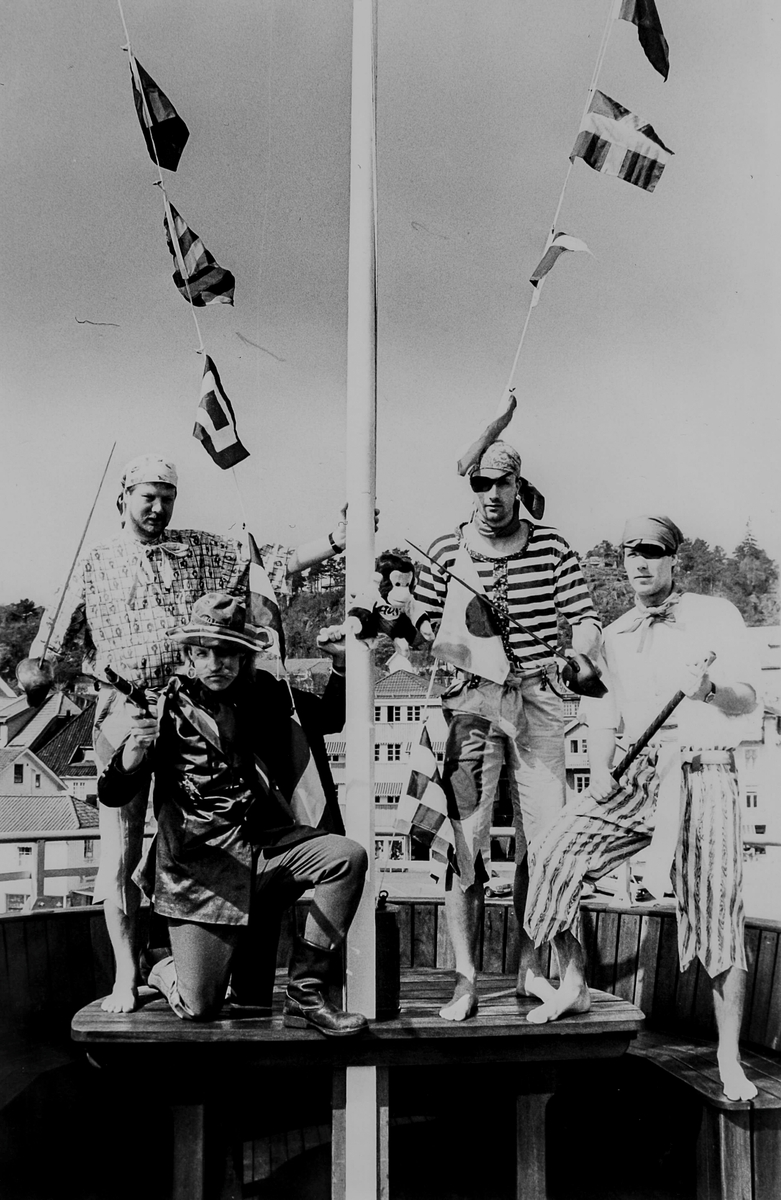 Barnefestival. Sjørøverskuta til Kaptein Sabeltann på Kragerø besøk. Terje Formo, foran v. og Fredrik Brubakken, bak høyre. Ca. 1990-tallet