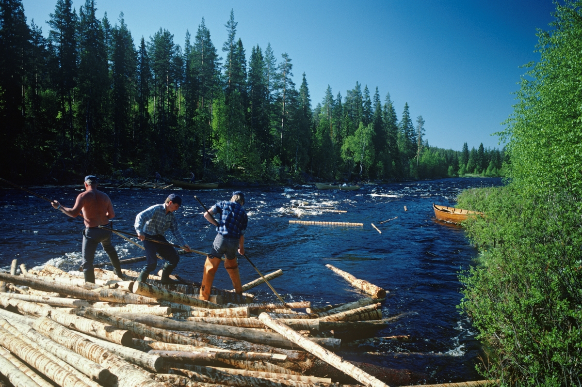 Sluttrensk i elva Stor-Grøna, også kalt Foreninga eller Store Grøna. Fløtere i arbeid for å løsne tømmeret i en tømmervase 18/6 1985.