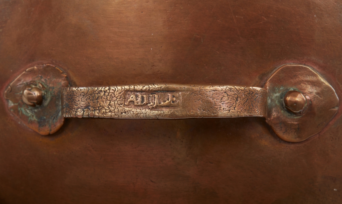 Burk med lock av koppar. Cylinderformig, trycklock med nitat handtag. Invändigt förtent. Stämplad: "A. DYLEN", mästare i Falun 1839-1882.