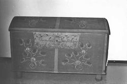 Rosemalt kiste, inngravert 1866. Fra sætersgårdssamlinga.