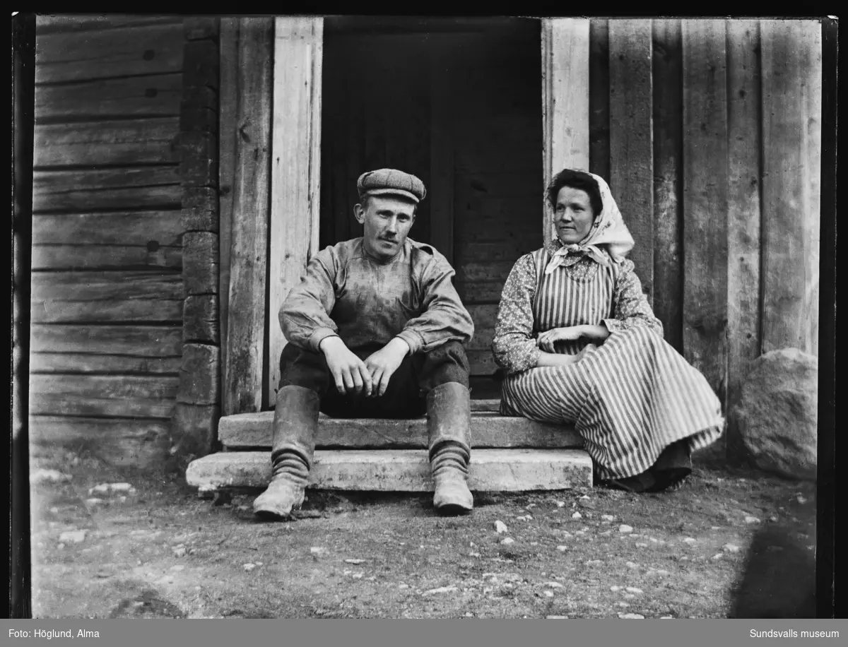 Gottfrid och Alma Höglund sitter på farstubron till bruksstugan på Per Måns-gården.