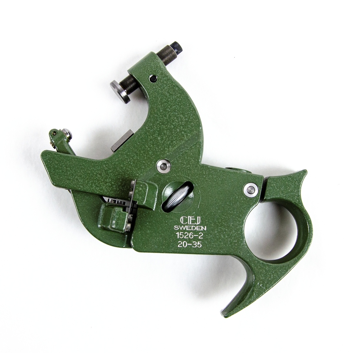 Mätbygel 1526-2
Grön verktyg i metall i specialtillverkad trälåda. Det finns en insexnyckel för att justera verktyget. Lådan innehåller bruksanvisning, användningsexempel och ett godkännandecertifikat. Bygeln skall användas i samband med ett visarinstrument t.ex. en Mikrokator.
