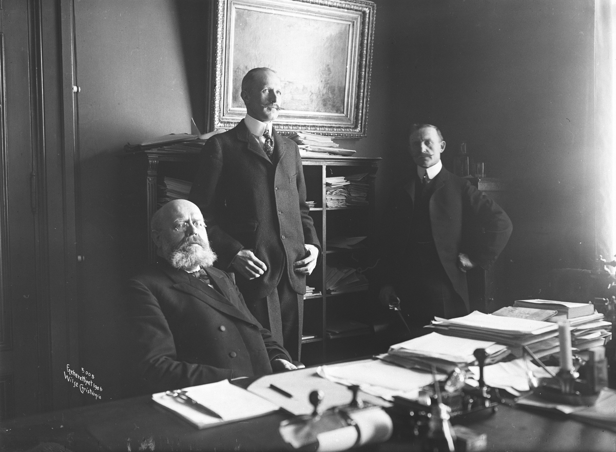 Utenriksminister Jørgen Løvland, kaptein og diplomat Michael Strøm Lie og diplomat Thor von Ditten på Løvlands kontor i Kristiania, 20. mars 1906.