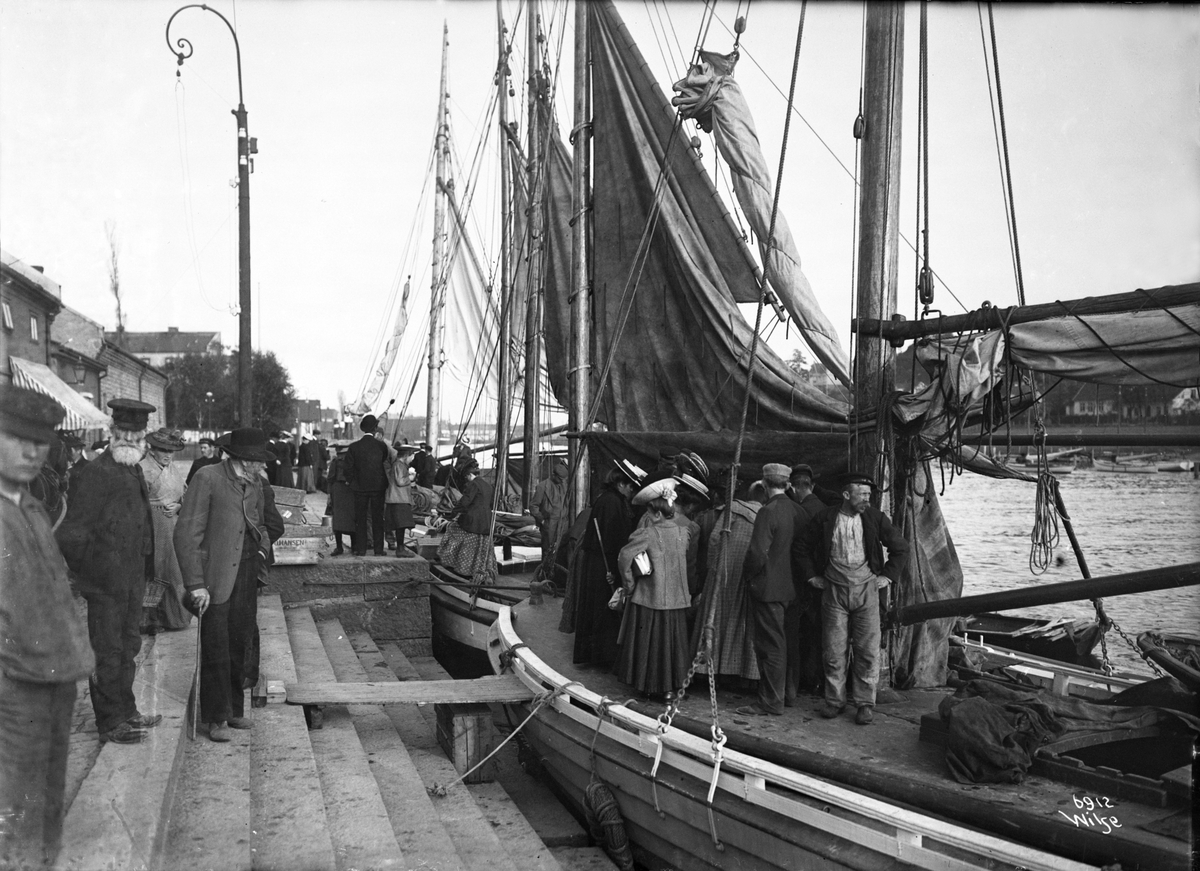 Kø på fiskebryggen i Fredriksstad. Fotografert i 1907.