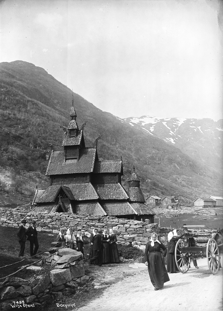 Konfirmanter (jenter) utenfor Borgund stavkirke. Fotografert i mai 1907.