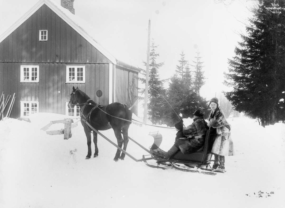 Samer på kjøretur med hest og slede. Brekke sagbruk på Kjelsås, 17. mars 1908.