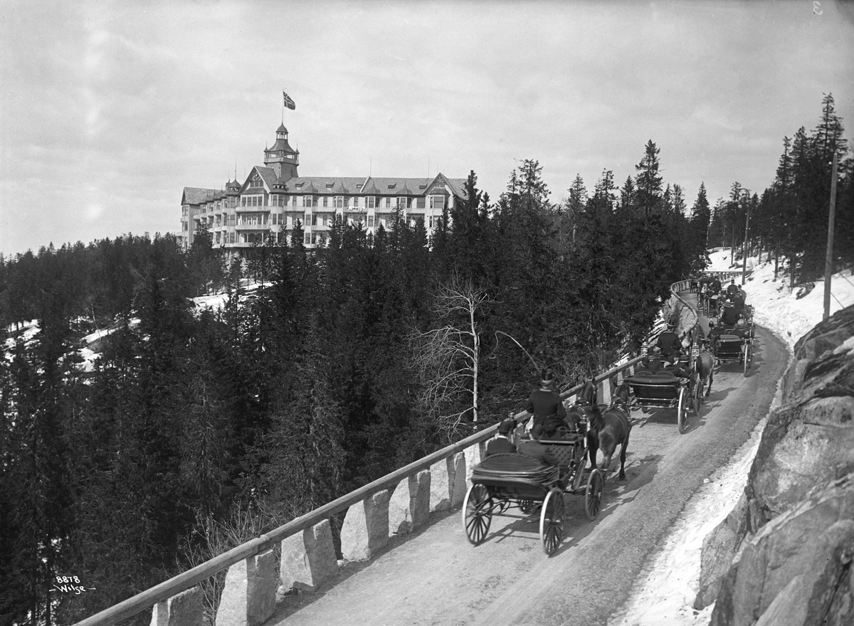 Kong Edward og hans følge kjørende i hest og vogn til Voksenkollen Sanatorium. Fotografert i 1908.