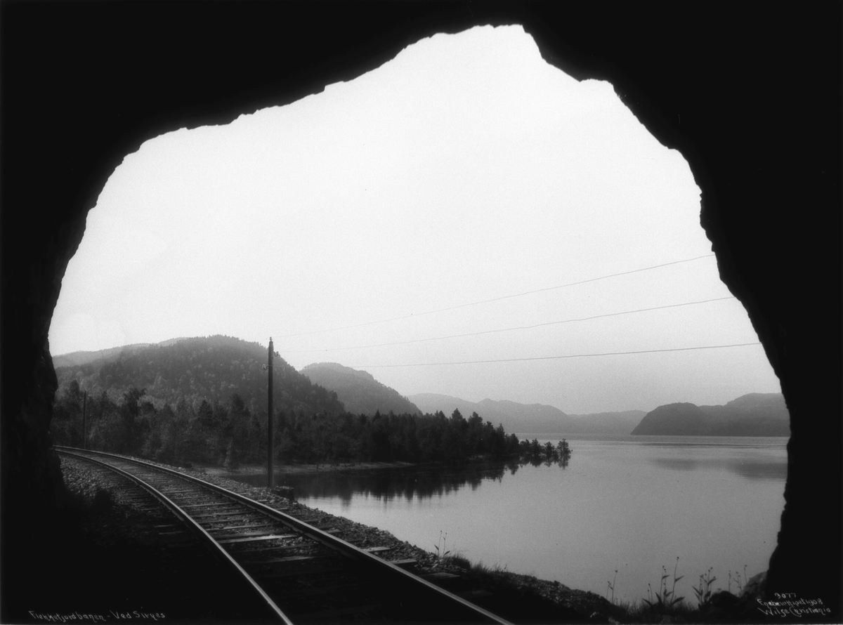 Flekkefjordbanen går langs Lundevatnet ved Sirnes. Fotografert i 1908.