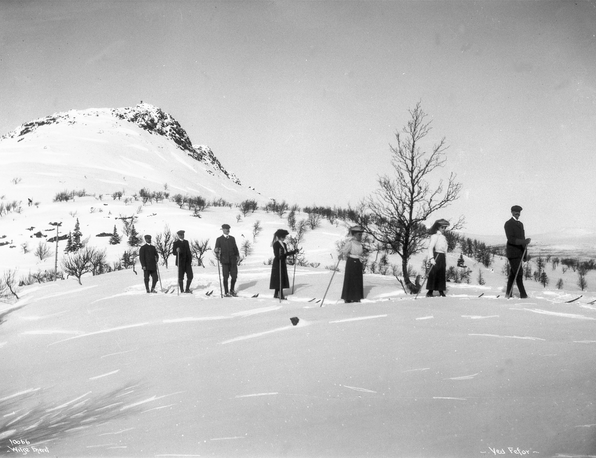 De kongelige på skitur ved Feforkampen, 30. mars 1909.