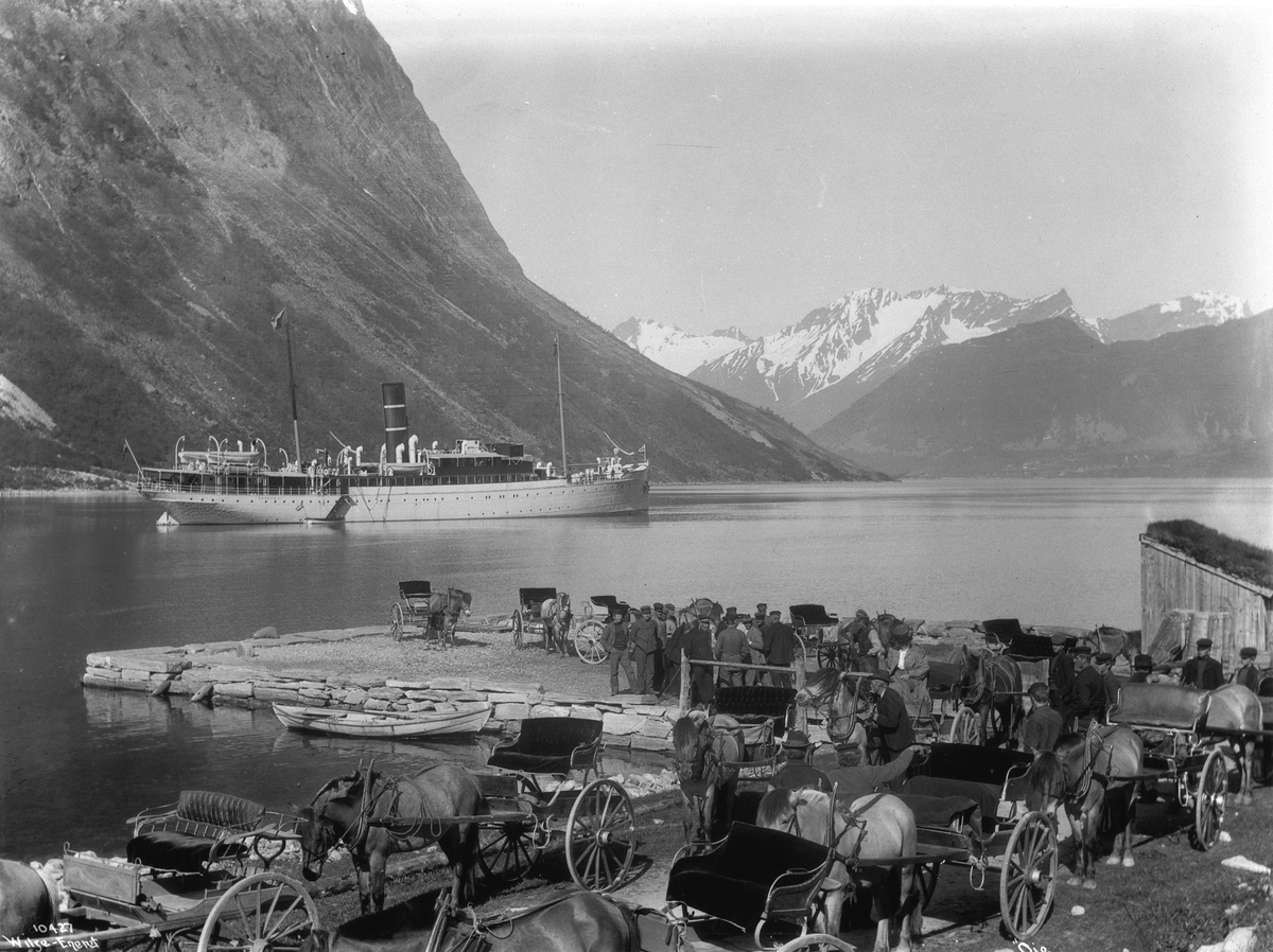 Passasjerskipet  DS Haakon VII ligger ankret opp i Norangsfjorden ved Øye. Fotografert i 1909.