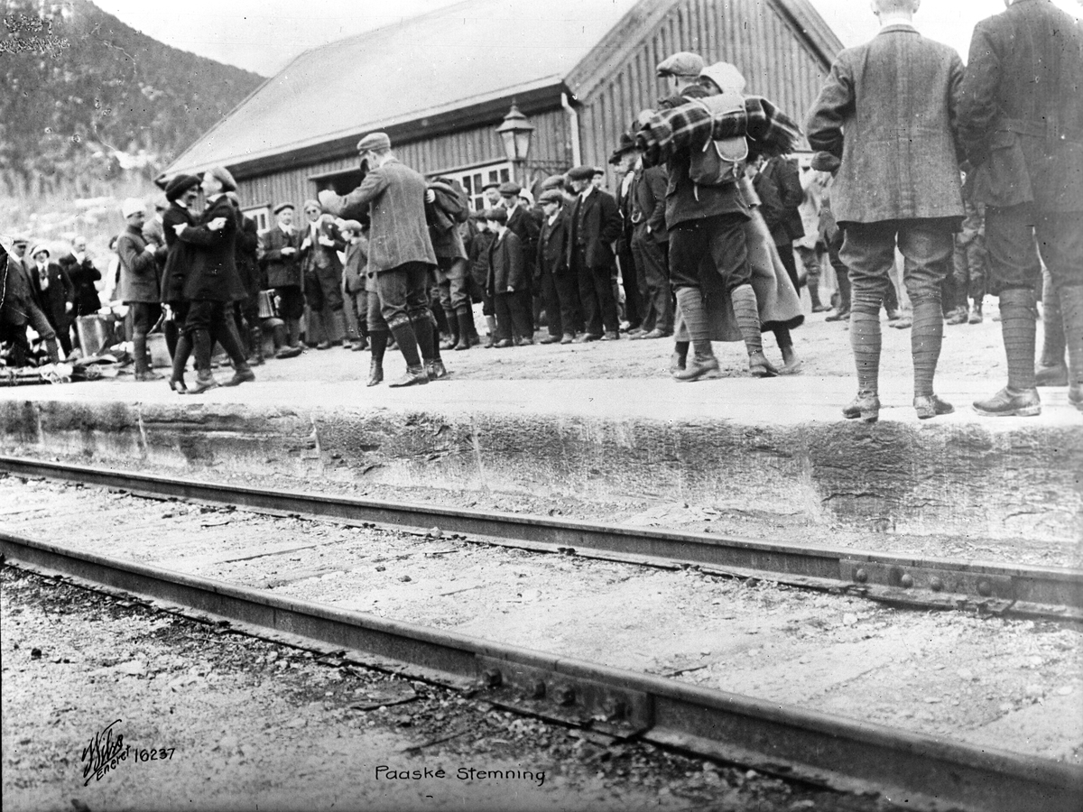 Påskestemning med pardans på Sel jernbanestasjon, 1913.