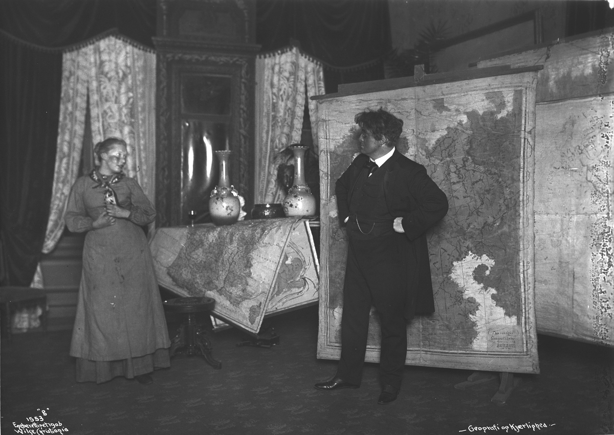 Nationaltheaterets oppsetning av "Geografi og Kiærlighet" med skuespillerne Johanne Brun og Bjørn Bjørnson.