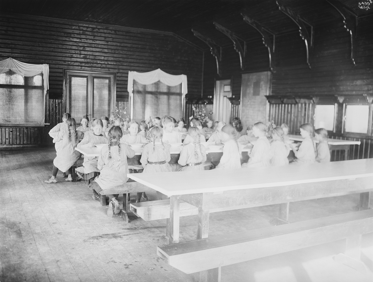 Elever samlet i spisesalen ved Rønningens Sanitetsforenings skole for underernærte barn i Maridalen, Oslo. Fotografert 1911.