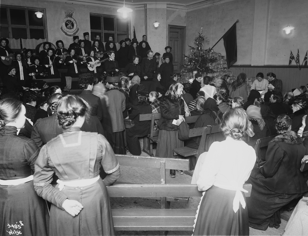 Frelsesarméen arangerer julefest og og gaveutdeling til eldre kvinner, kanskje tidligere medlemmer? Fotografert 1911.