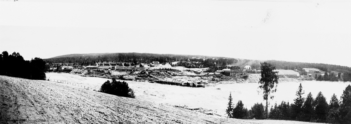 Rånåsfoss Kraftverk med elven og landskapet rundt anlegget.