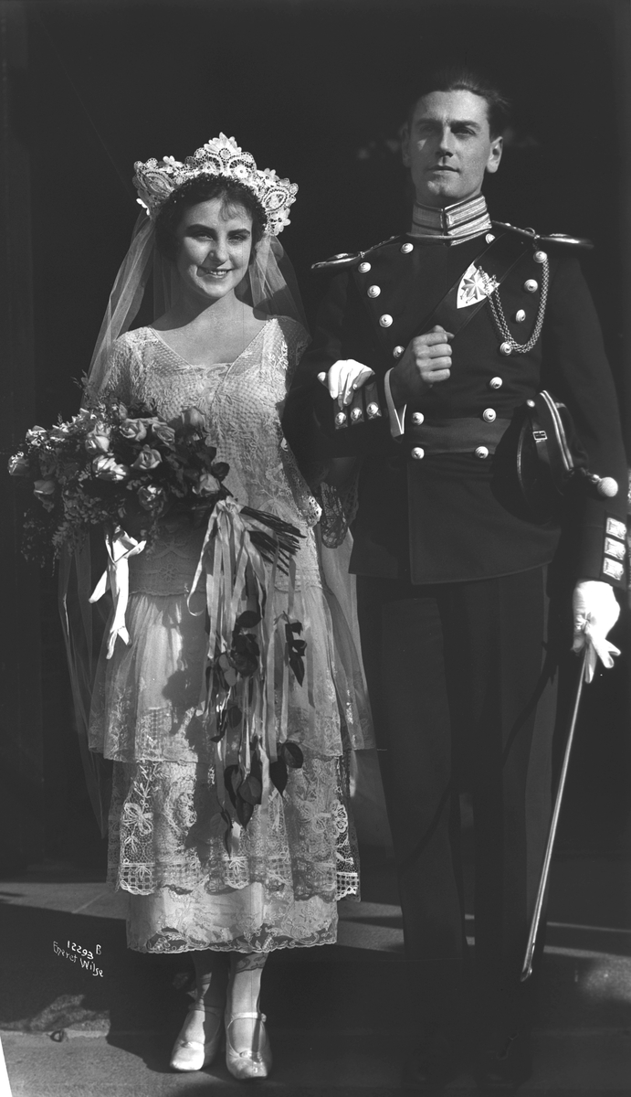Brudeparet Lillebil og Tancred Ibsen som nygifte, fotografert foran inngangen til Uranienborg kirke.
