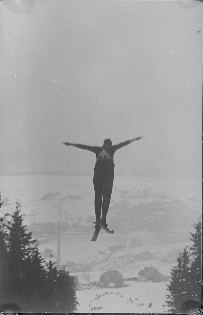 Skihopper i svevet. Fotografert 1923.