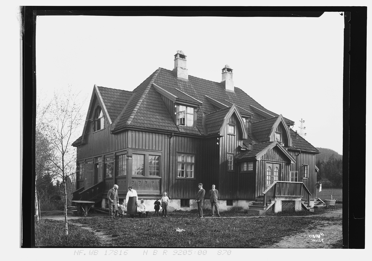 Voksne og barn samlet foran rittmester Isachsens villa. Fotografert 1924.