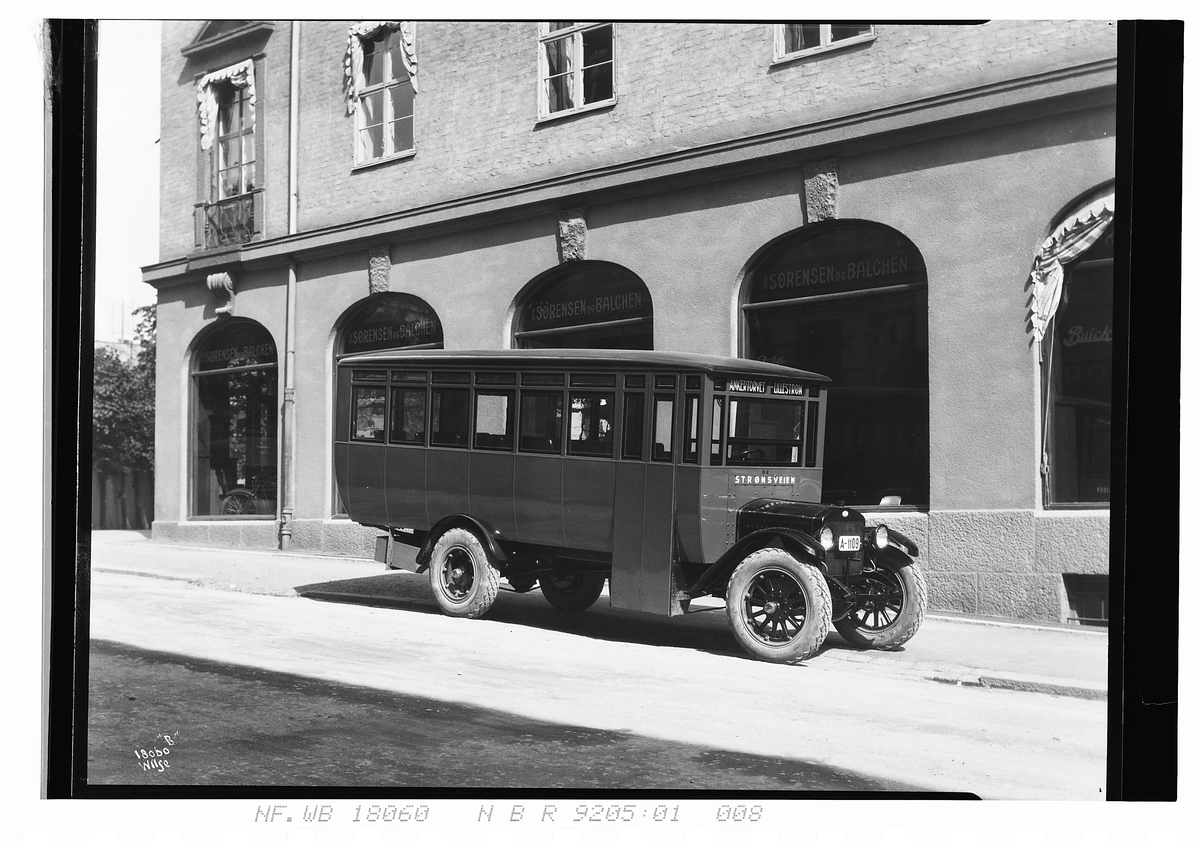 Rutebil står utenfor salgslokale til Sørensen & Blachen. Fotografert 1924.