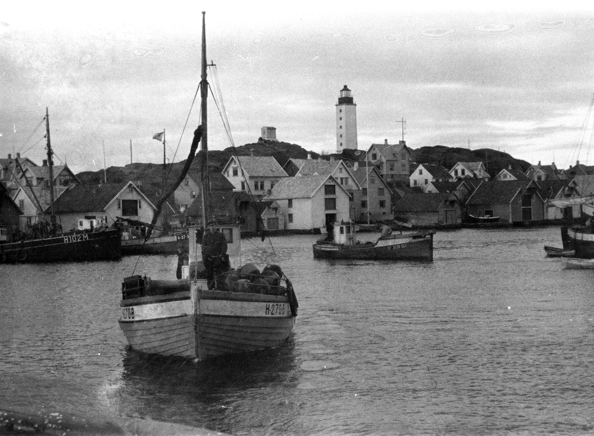 Fiskebåter på vei ut Kvitsøy leden, Kvitsøy fyr i bakgrunnen.