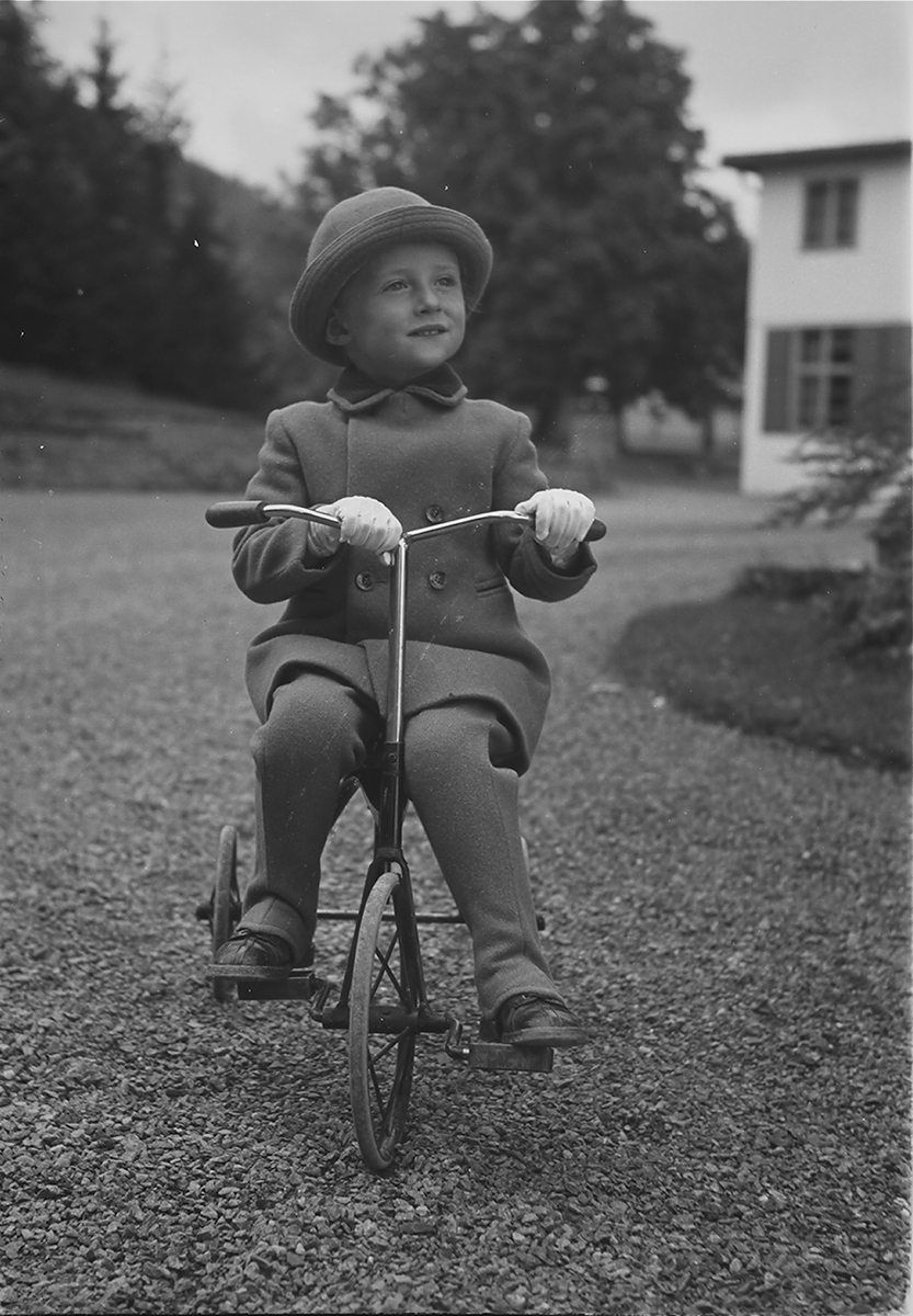 Arveprinsd Harald på sykkeltur i hagen på Skaugum.