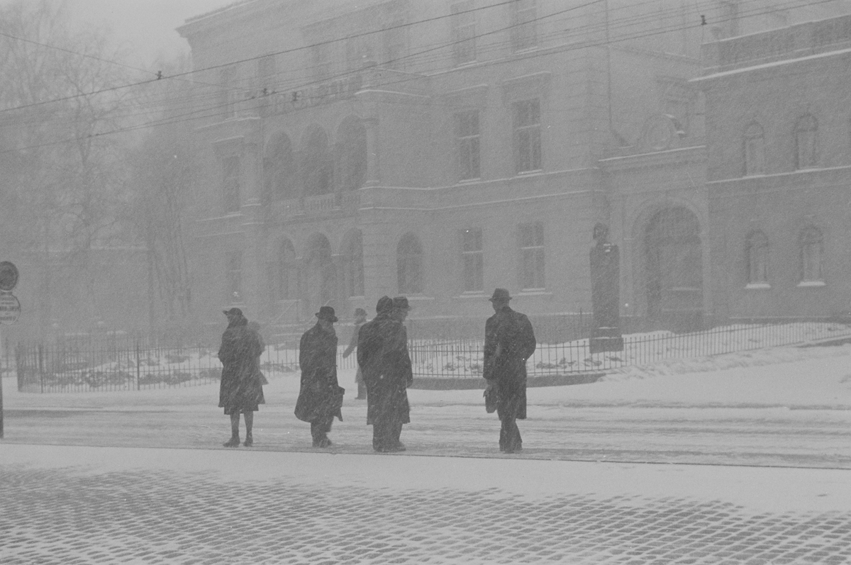 Mennesker utenfor Det Norske Nobelinstitutt i Henrik Ibsens gate, Oslo. Fotografert 1940.