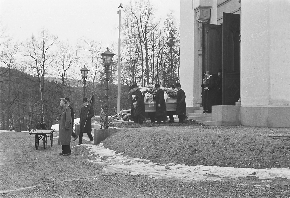 Begravelse. Kisten til fru Kiær bæres ut av Ullern kirken. Fotografert 1940.