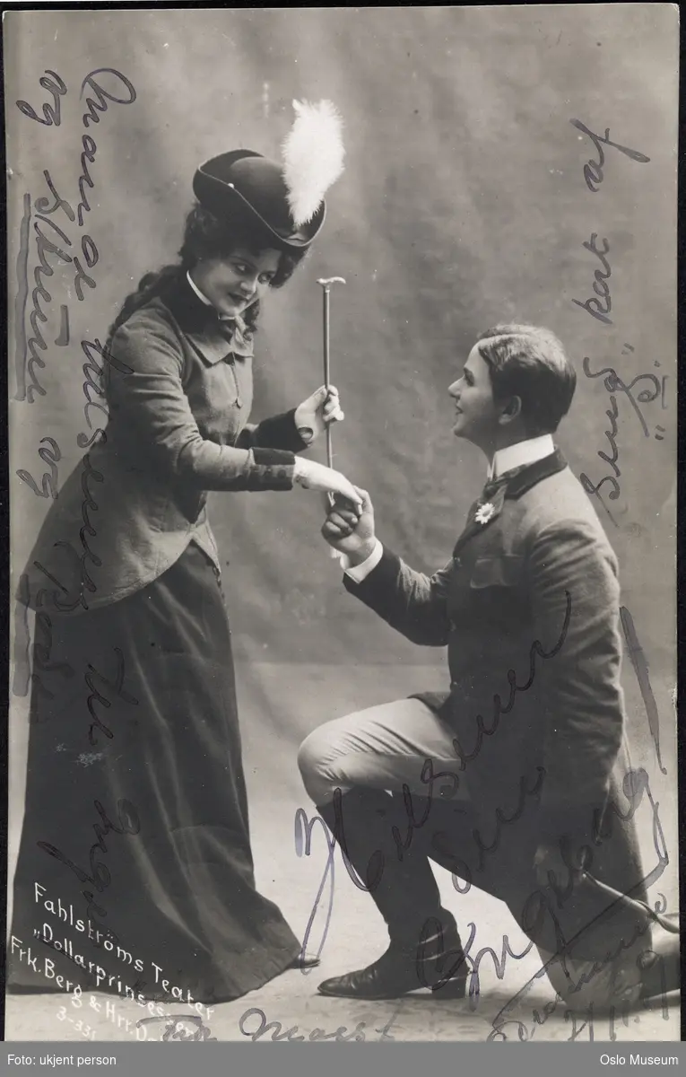 dobbeltportrett, mann, kvinne, operettesangere, rollebilde, Daisy Gray og Hans - friherre von Schlick i "Dollarprinsessen", stående og knelende helfigur, kostymer