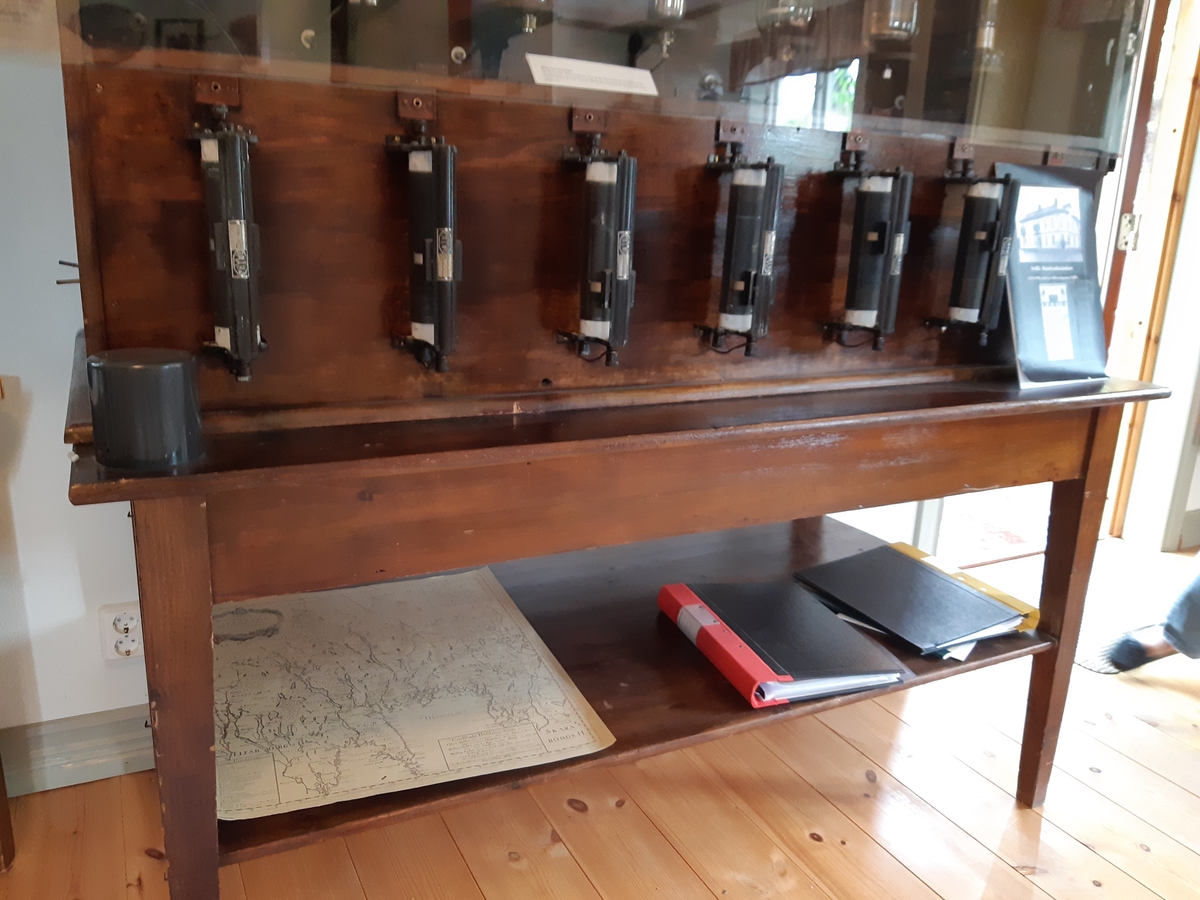 400 W radiosändare för radiosändningar från Säffle, i möbel av trä.