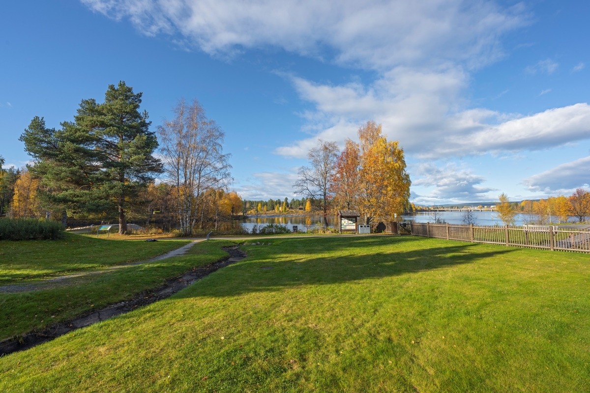 Høst ved Bekkeverkstedet i Elveparken utenfor Norsk Skogmuseum i Elverum, Innlandet. Elva Glomma i bakgrunnen.