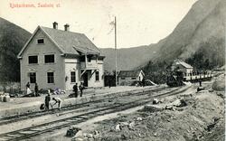 Rjukanbanens damplokomotiv ODIN med grustog og anleggsarbeid